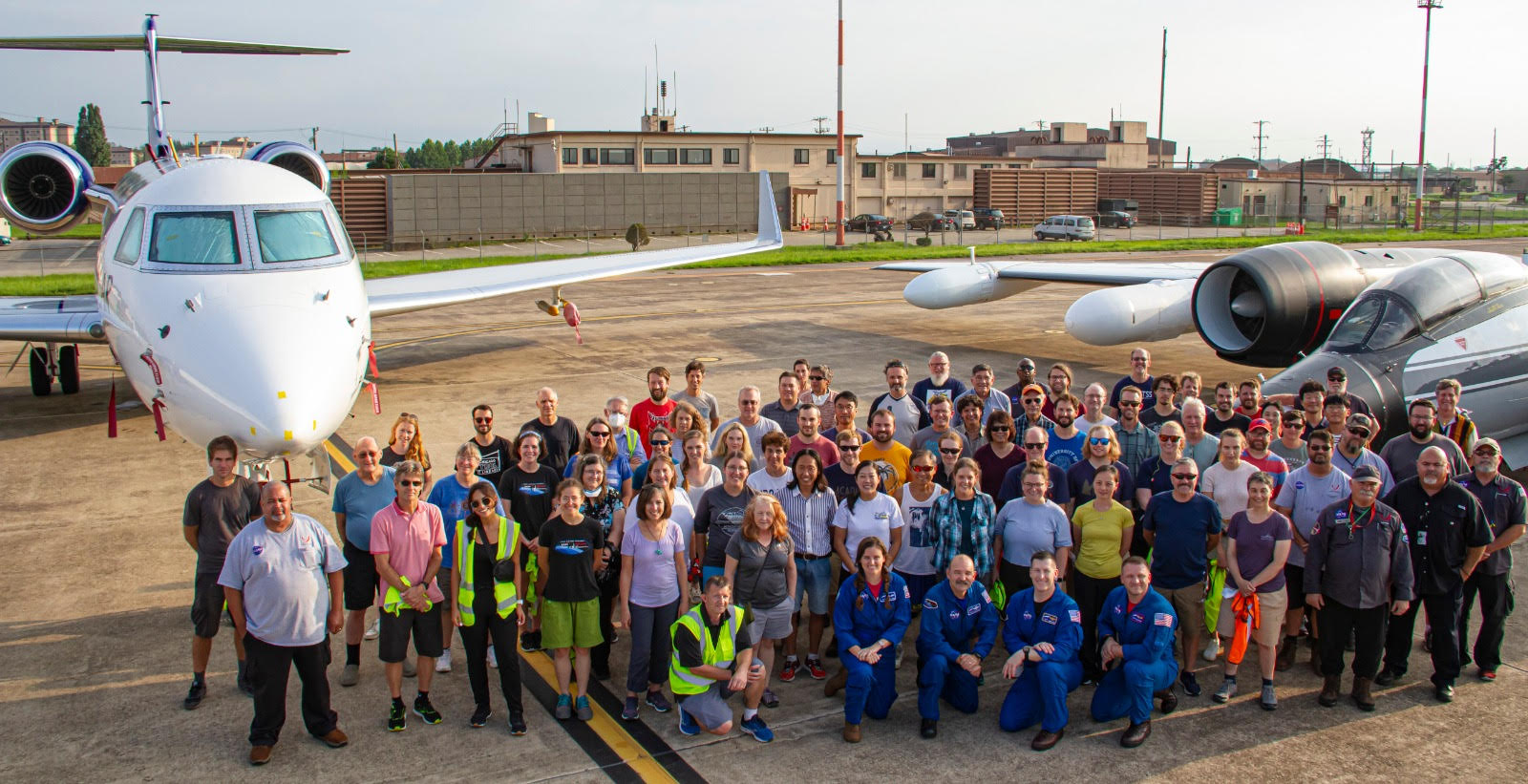 Can you believe it? The NCAR and NASA #ACCLIP team held still enough for a group photo and their research aircraft too! A massive shout out to everyone who made this research possible! #nsffunded #NSFGEO #ChemistryThatMatters @NCAR_ACOM @LASPatCU @UMiamiRSMAS @NOAA_ESRL