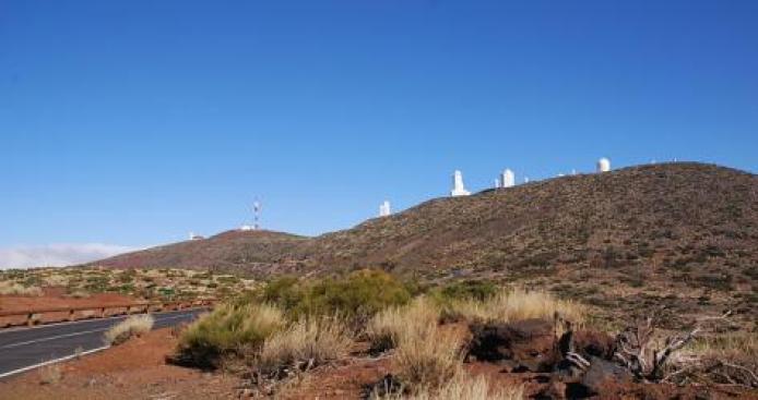 Teide Observatorium von Izaña, links das Meteorologische Institut, by Wladyslaw Benutzer Diskussion:Wladyslaw Sojka[Disk.]]] at Wikimedia Commons.