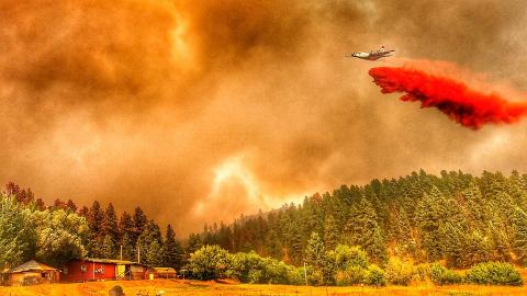1024px-Aircraft_drops_fire_retardant_on_the_2021_Richard_Spring_Fire_in_Montana,_photo_by_Phil_Millette,_FWS.jpg