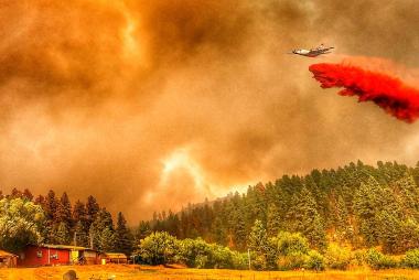 1024px-Aircraft_drops_fire_retardant_on_the_2021_Richard_Spring_Fire_in_Montana,_photo_by_Phil_Millette,_FWS.jpg